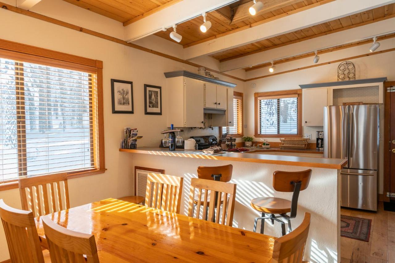 Fantastic In Woods With Hot Tub! Holiday home South Lake Tahoe