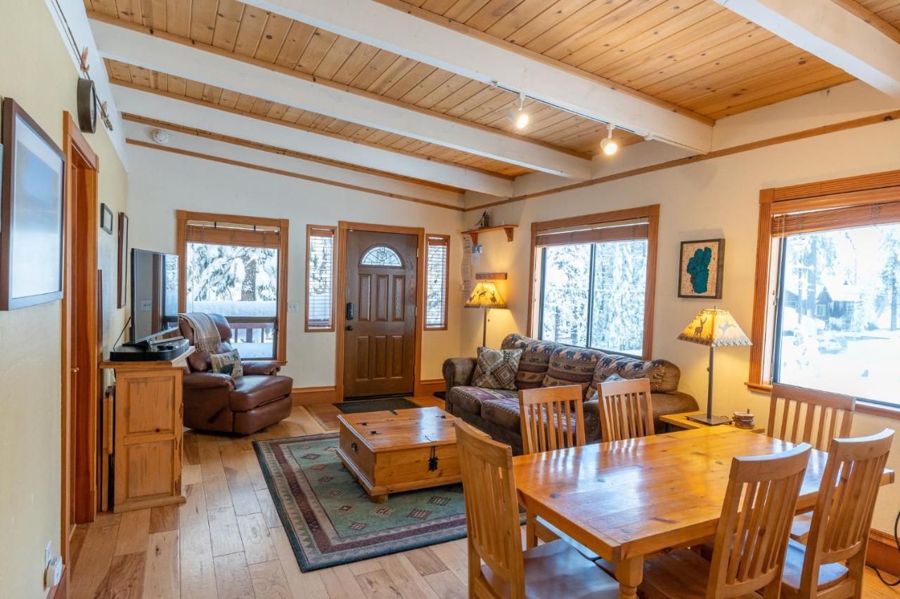 Holiday home Fantastic In Woods With Hot Tub!